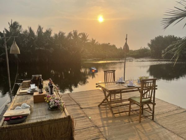 Hoi An Romantic Dining On Bamboo Raft